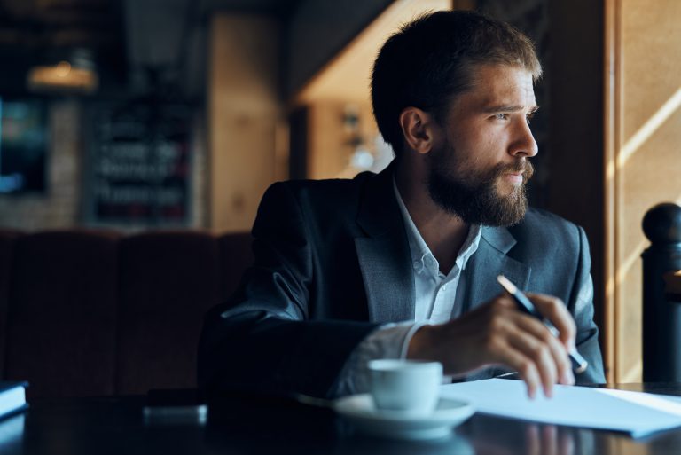 un homme imaginaire assis à une table