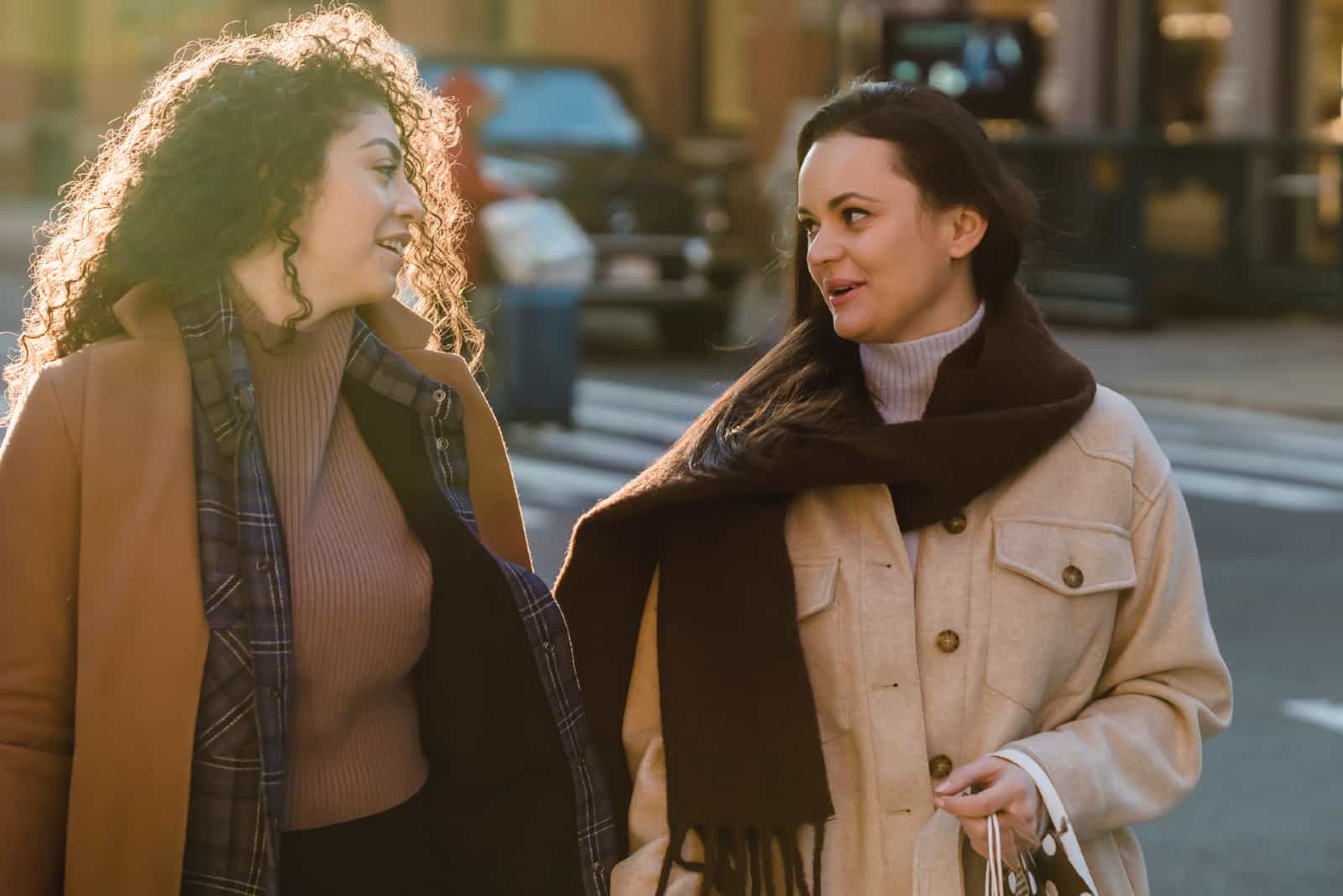 deux femmes discutant en marchant dans la rue