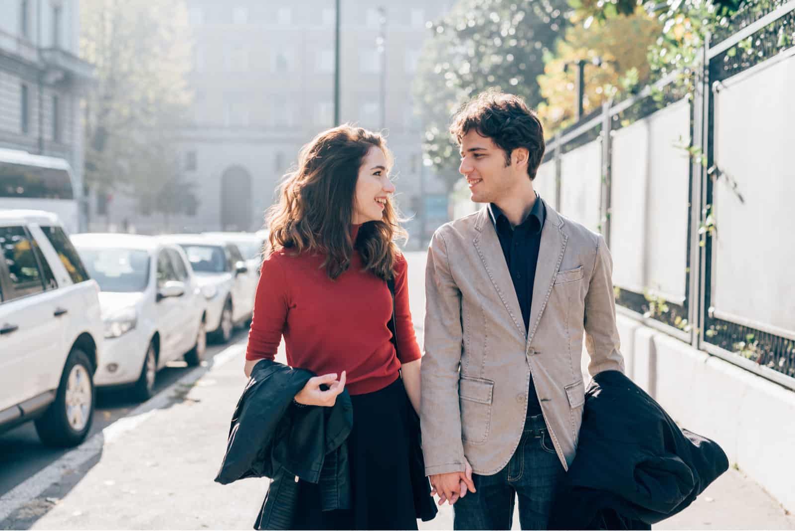 couple amoureux bavarder marchant en plein air dans la ville