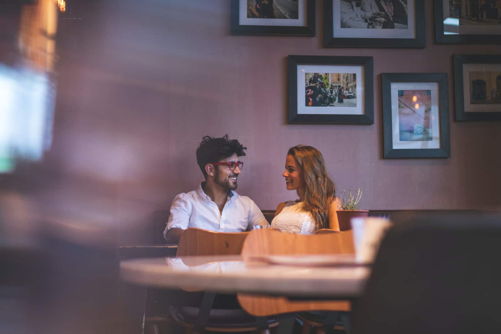 homme et femme souriant à table