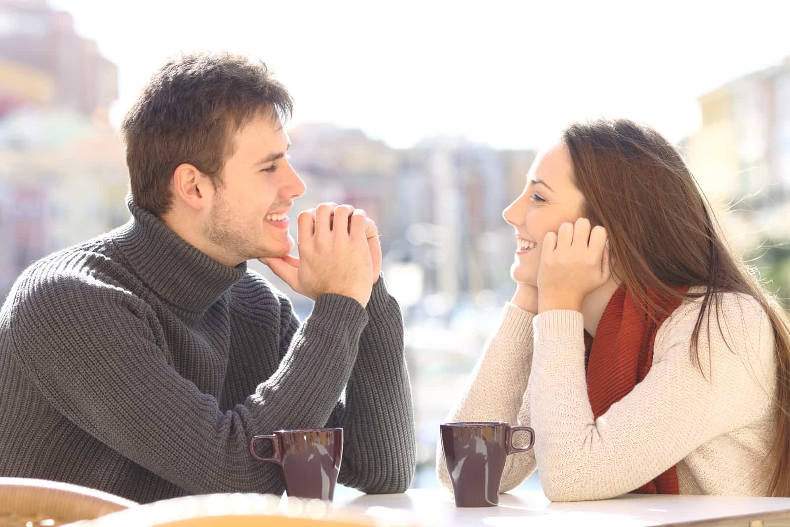 homme et femme prenant un café assis en plein air