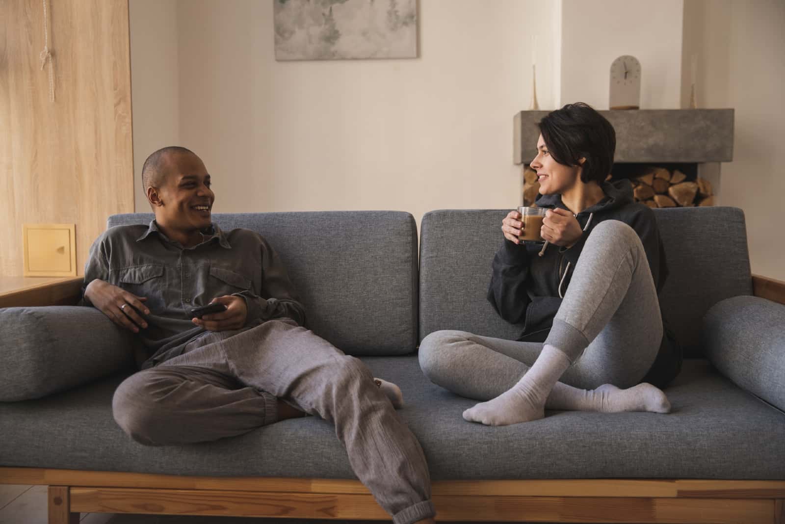 homme et femme parlant assis sur un canapé