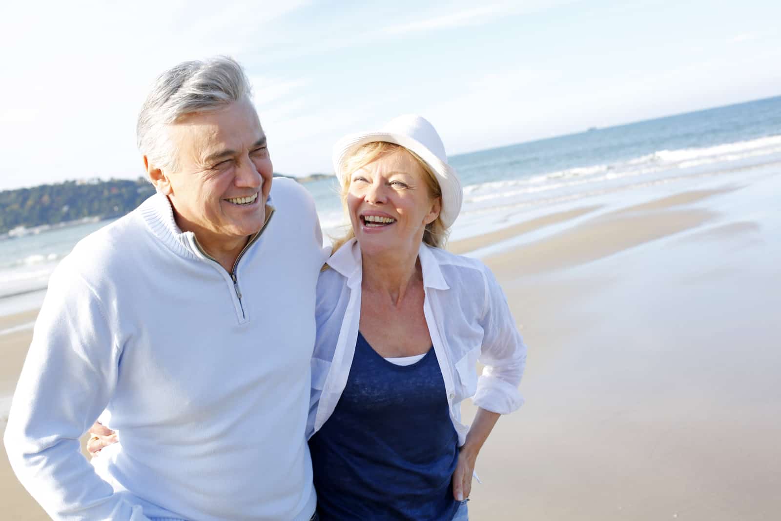 couple de personnes âgées souriant définit la plage