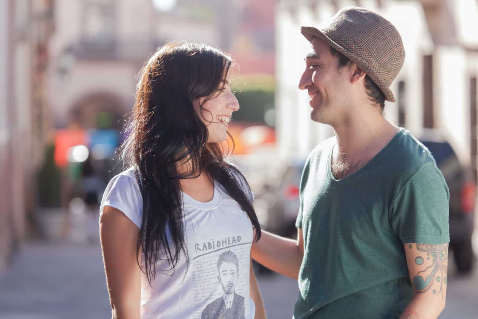 homme et femme souriant dans la rue