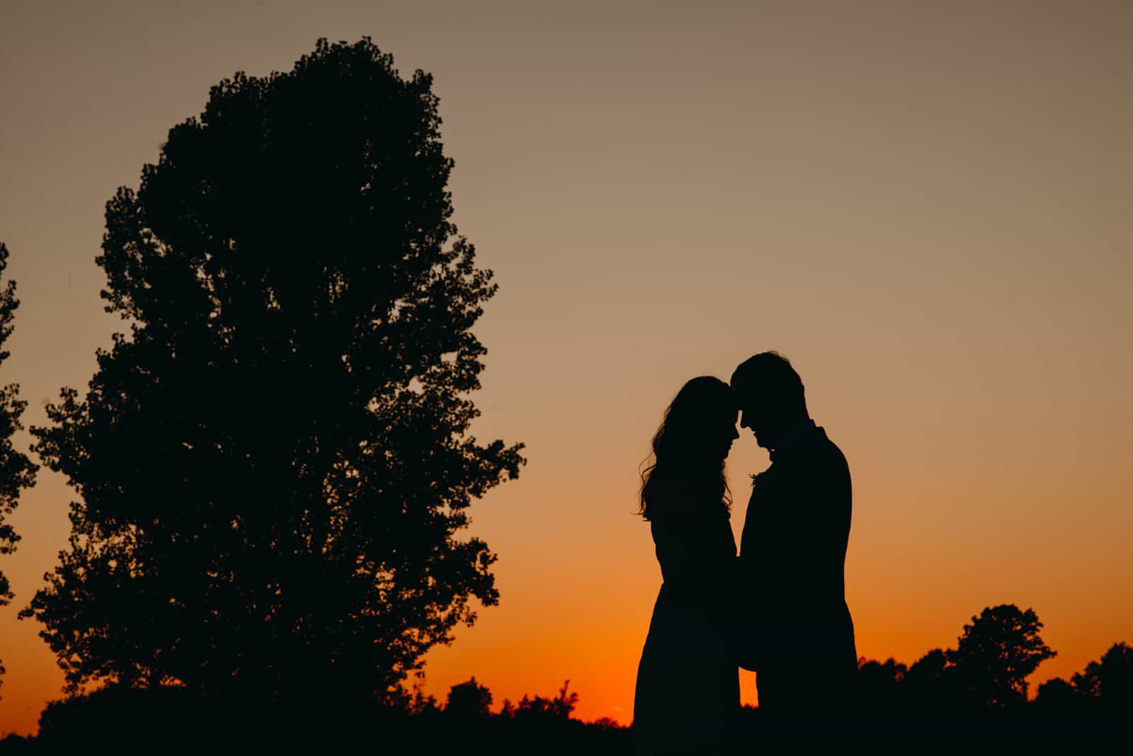 homme et femme en plein air au coucher du soleil