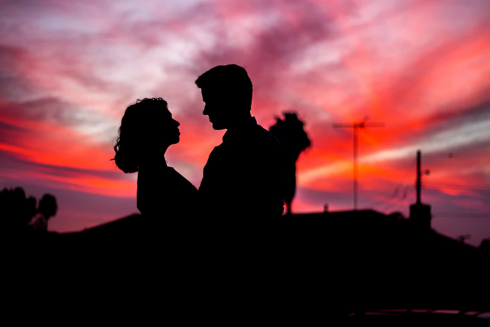 homme et femme en plein air au coucher du soleil