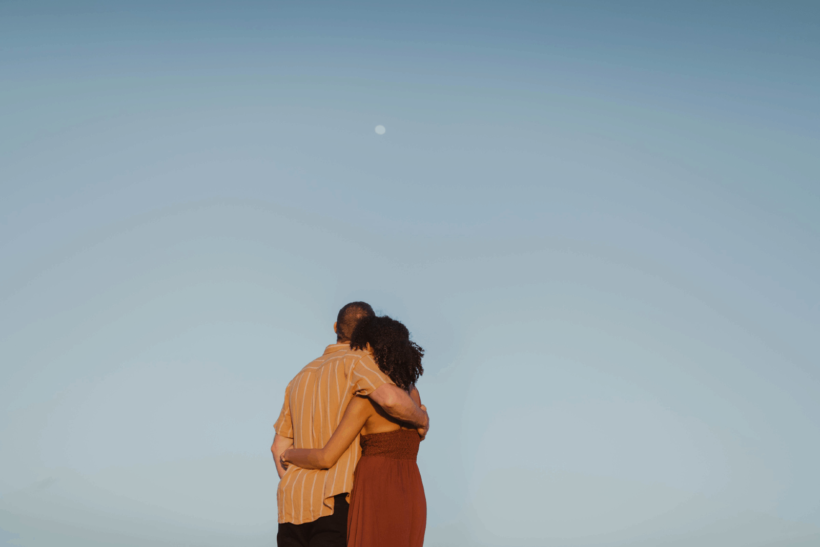 homme et femme s'embrassant en plein air