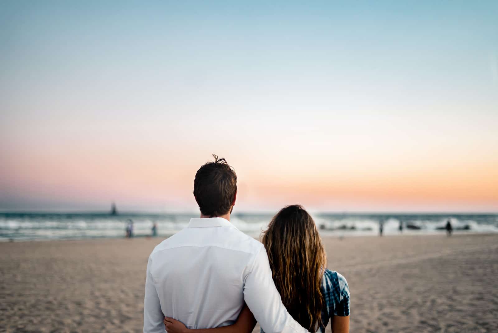 Un homme et une femme s'embrassant sur la plage