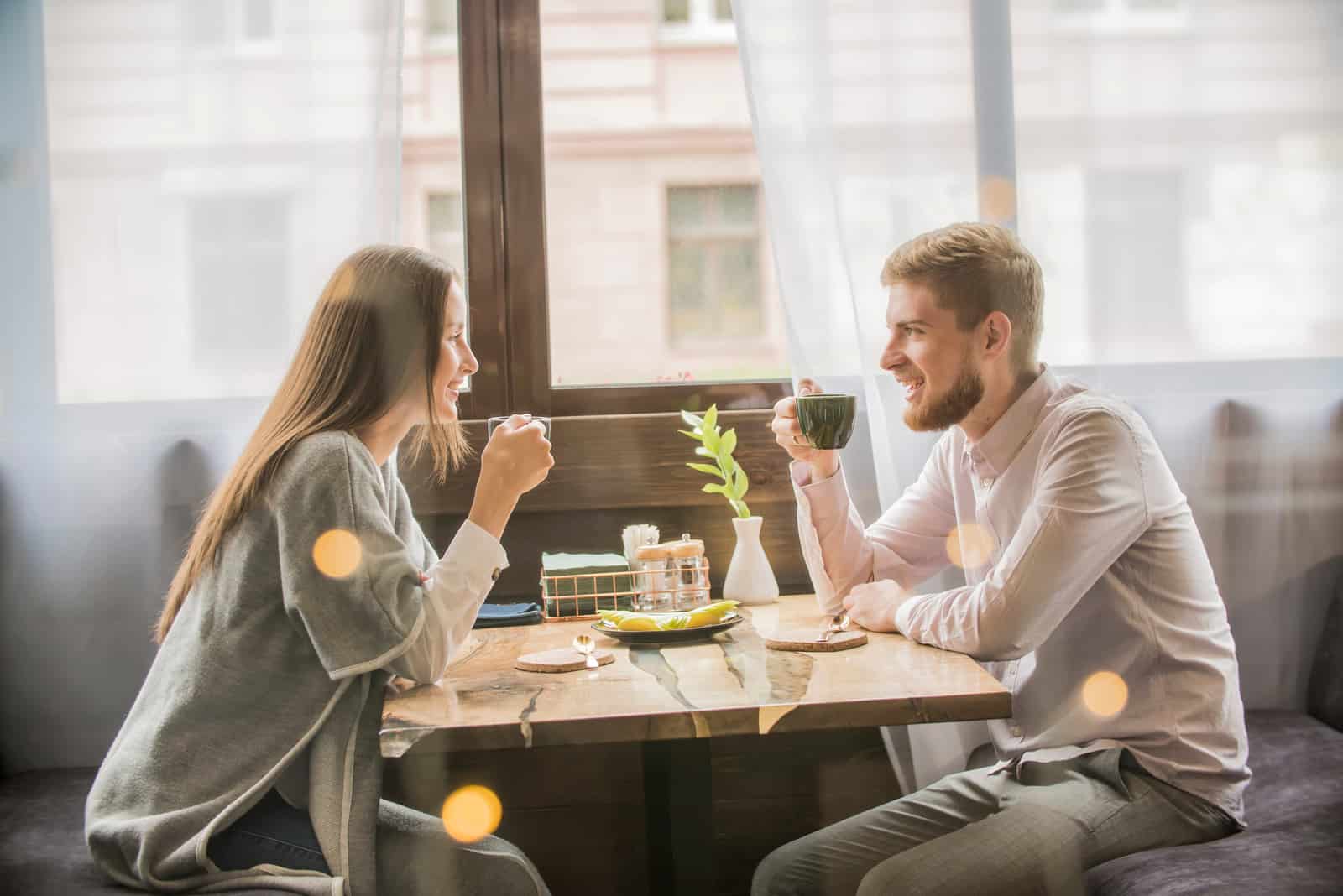 homme et femme prenant un café dans un café