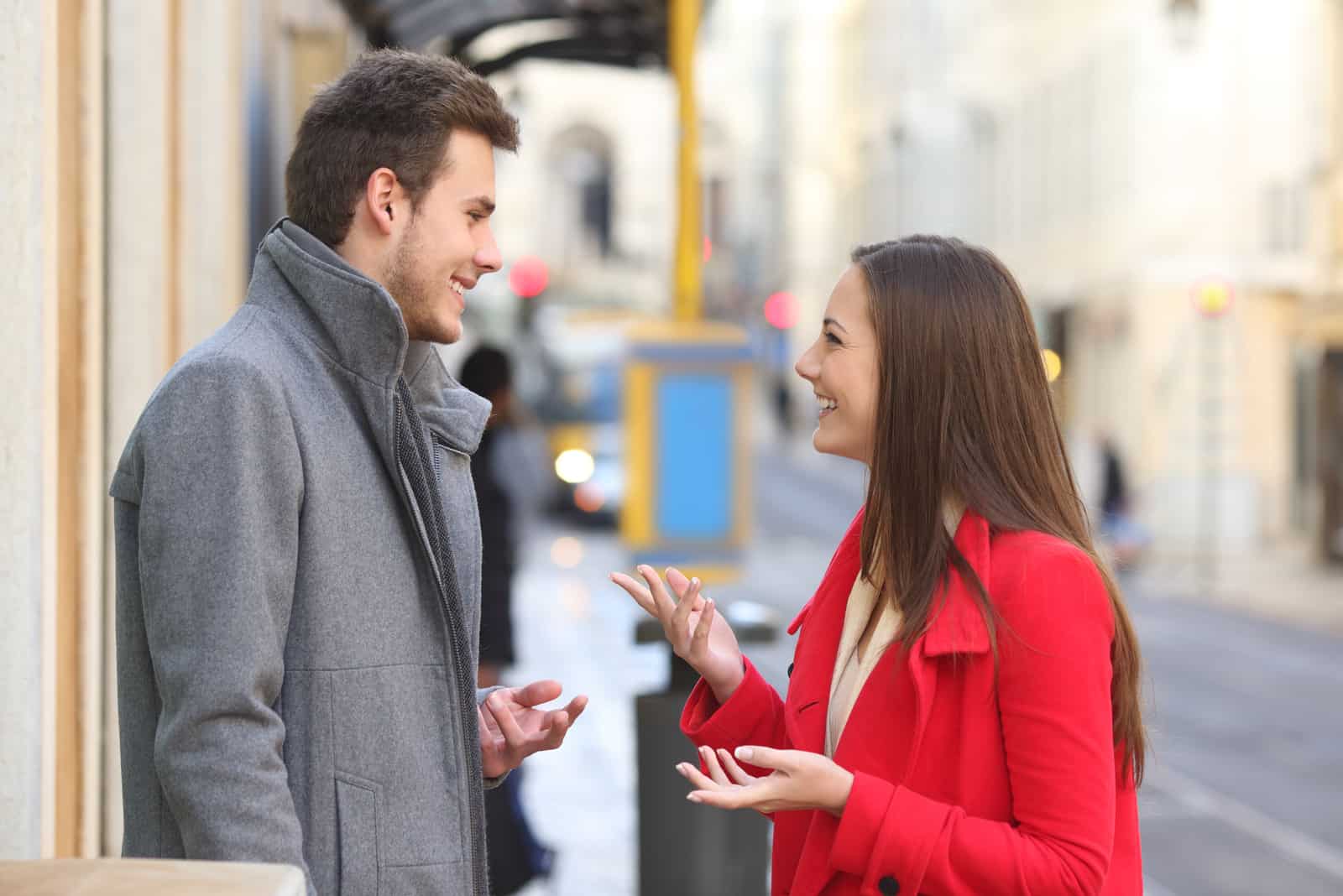 homme et femme parlant dans la rue