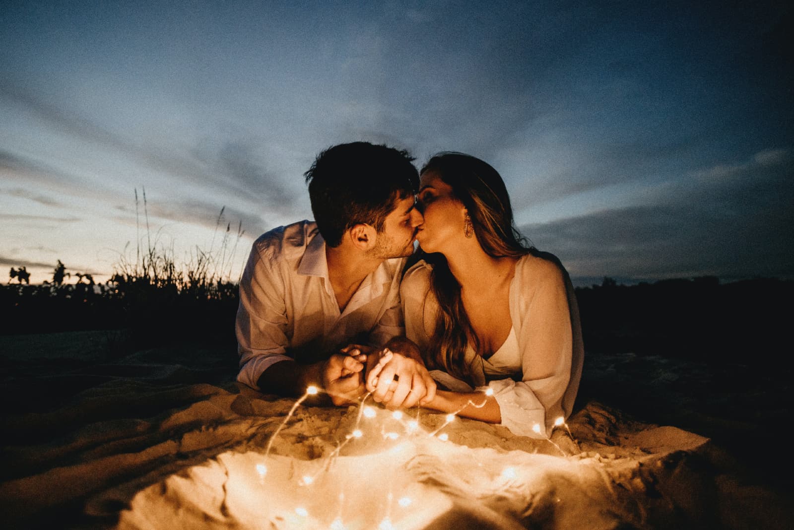 homme et femme s'embrassant sur la plage