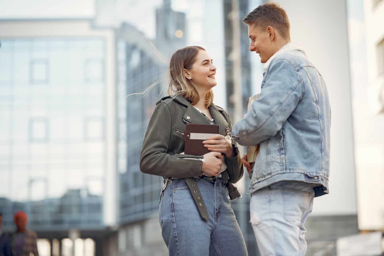 homme et femme en vestes en jean qui sourient