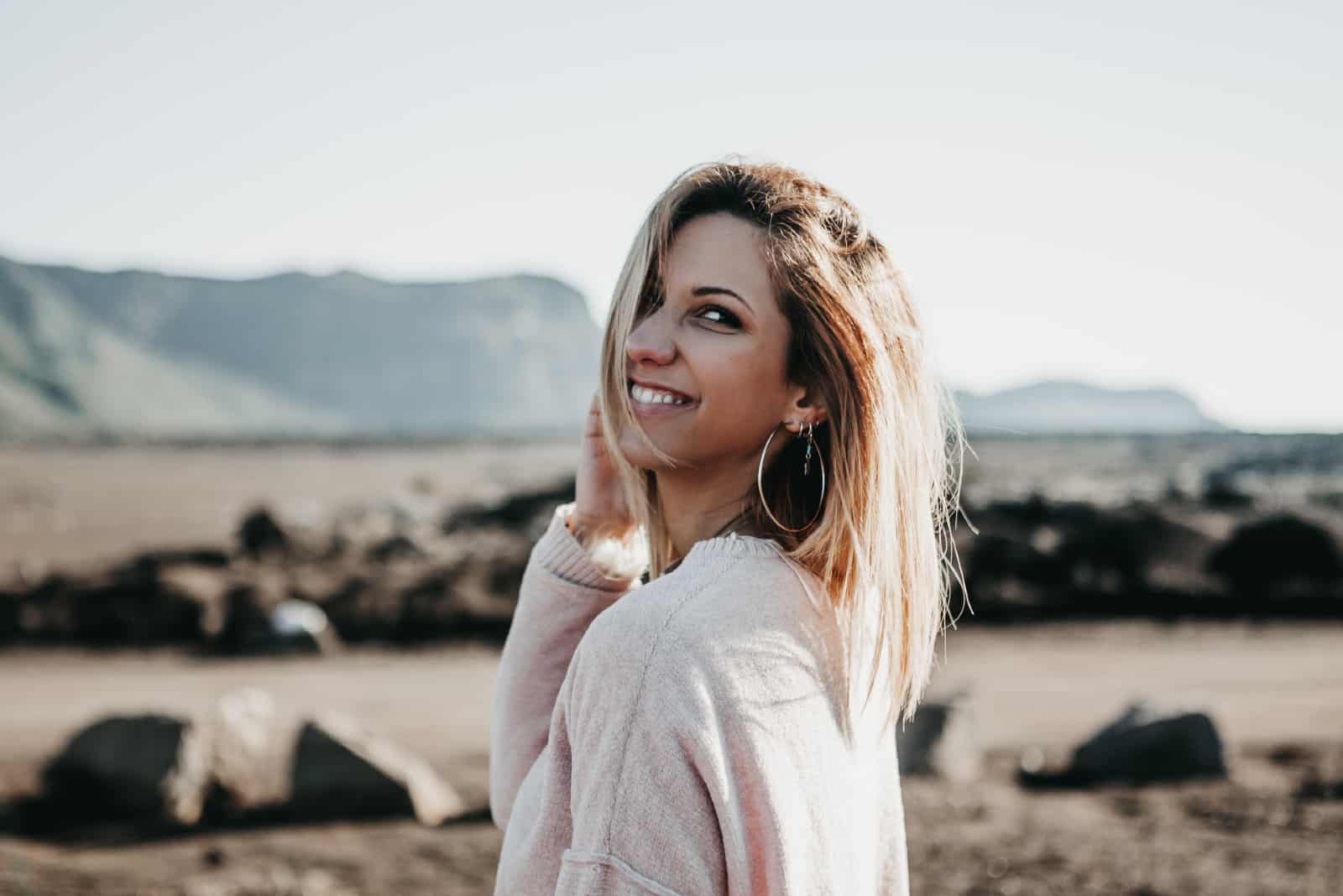 femme blonde souriant en plein air