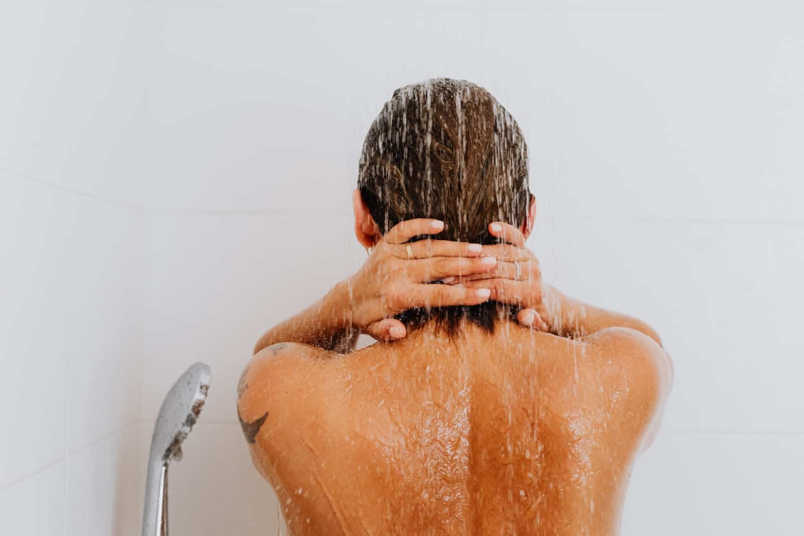femme aux cheveux courts prenant une douche