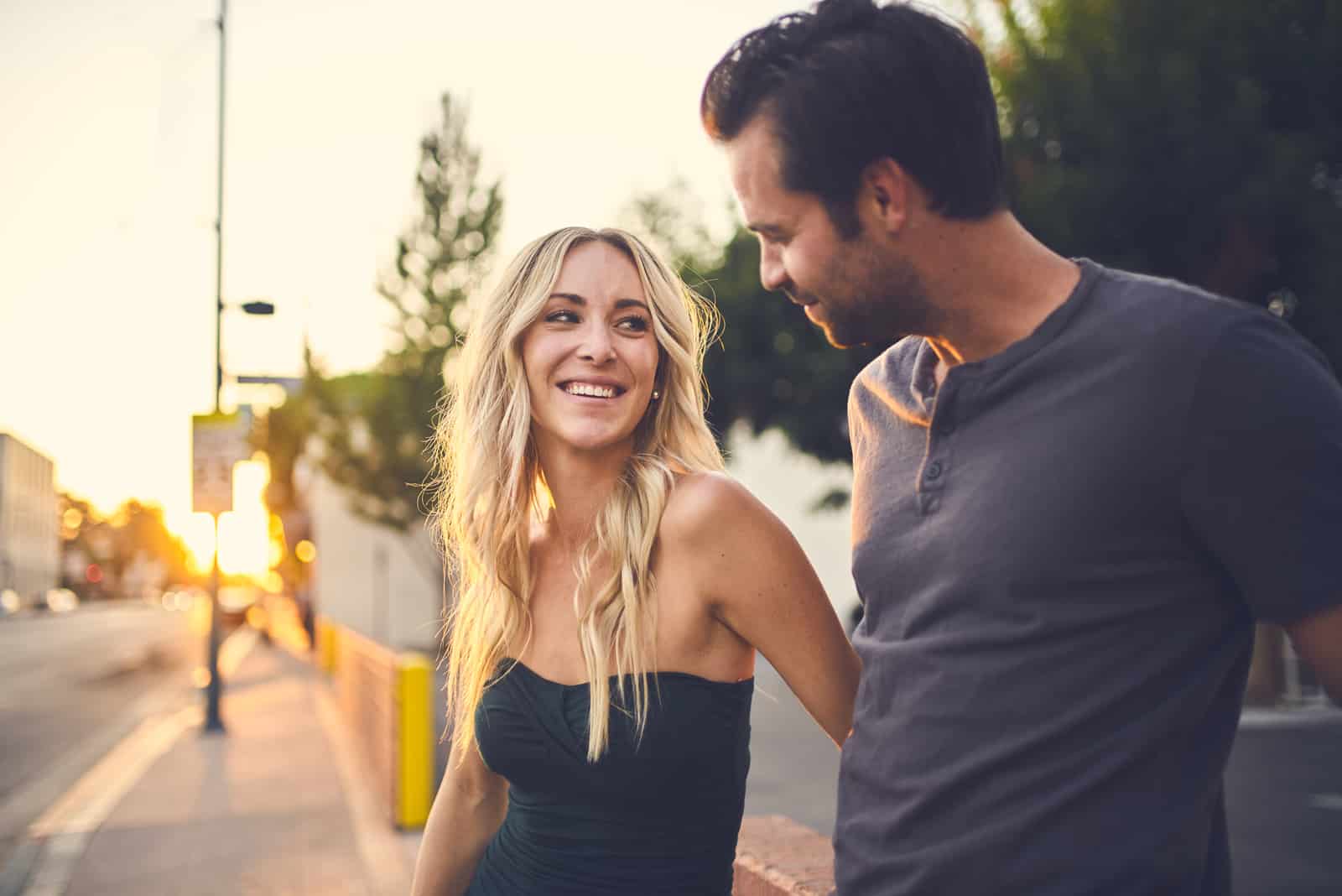 femme souriant en regardant un homme en plein air