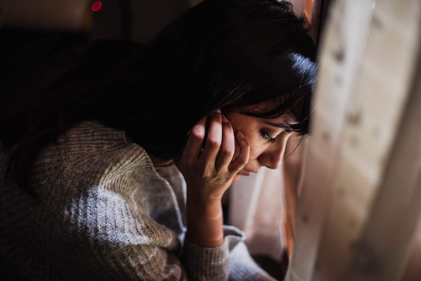 femme triste avec la tête baissée