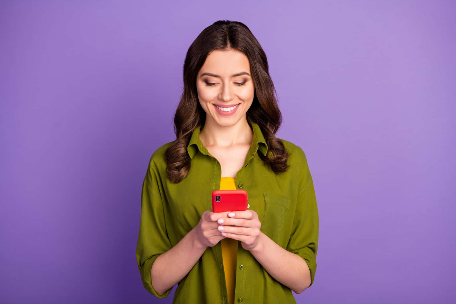 fille joyeuse utilise un téléphone portable