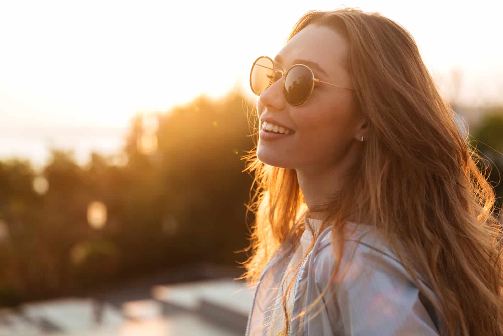 heureuse femme brune portant des lunettes de soleil