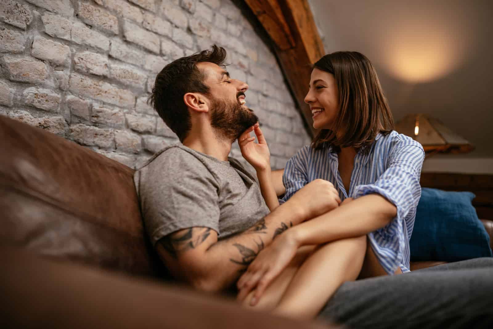 heureux jeune couple câlins dans le salon