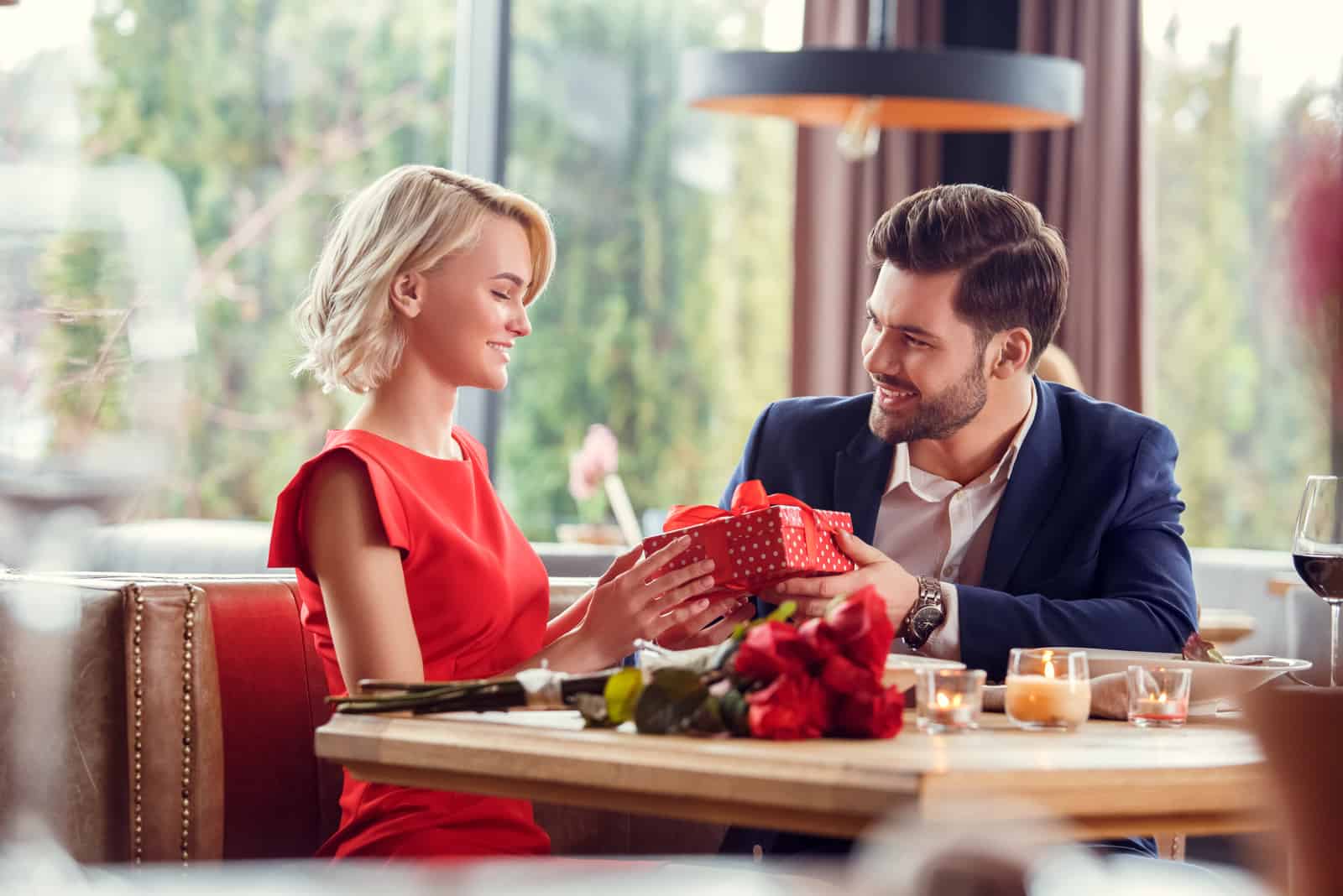 homme et femme à la date au restaurant assis à table