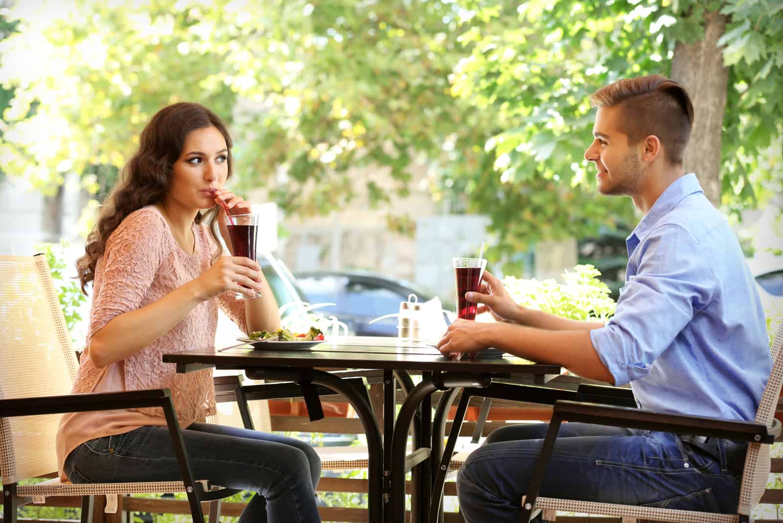 jeune couple flirter sur cafés terrasse été