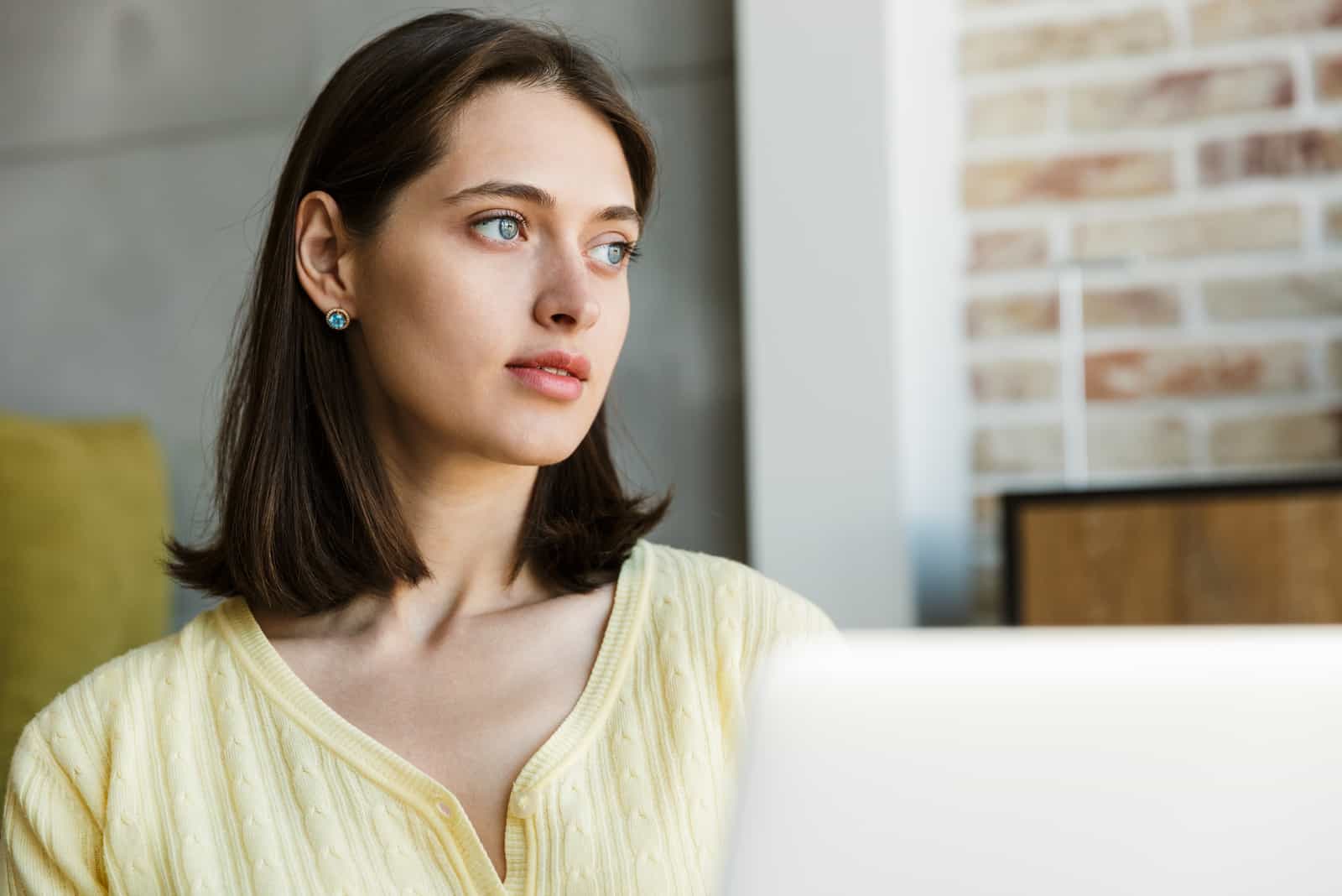 jeune femme brune à l'aide d'un ordinateur portable