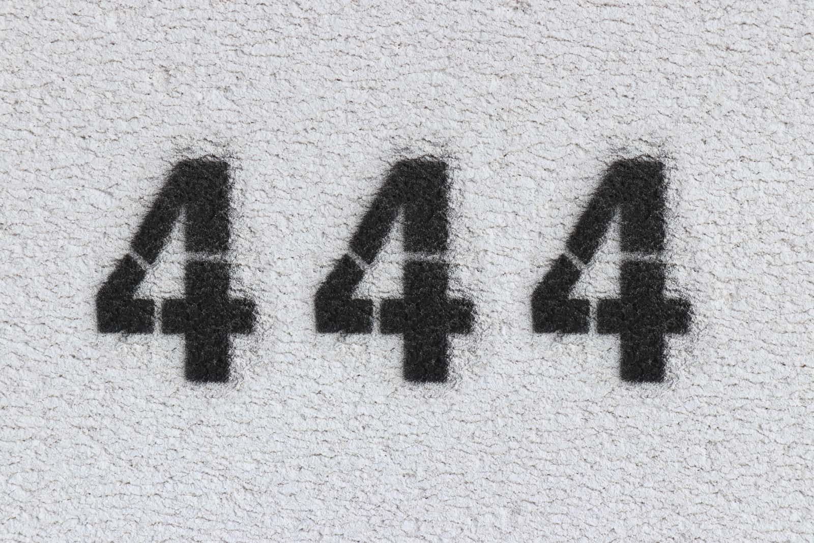 numéro 444 inscrit sur le mur
