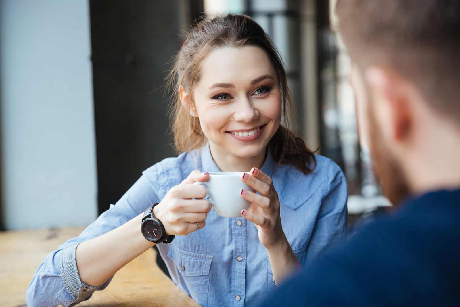 un homme et une femme discutant autour d'un café
