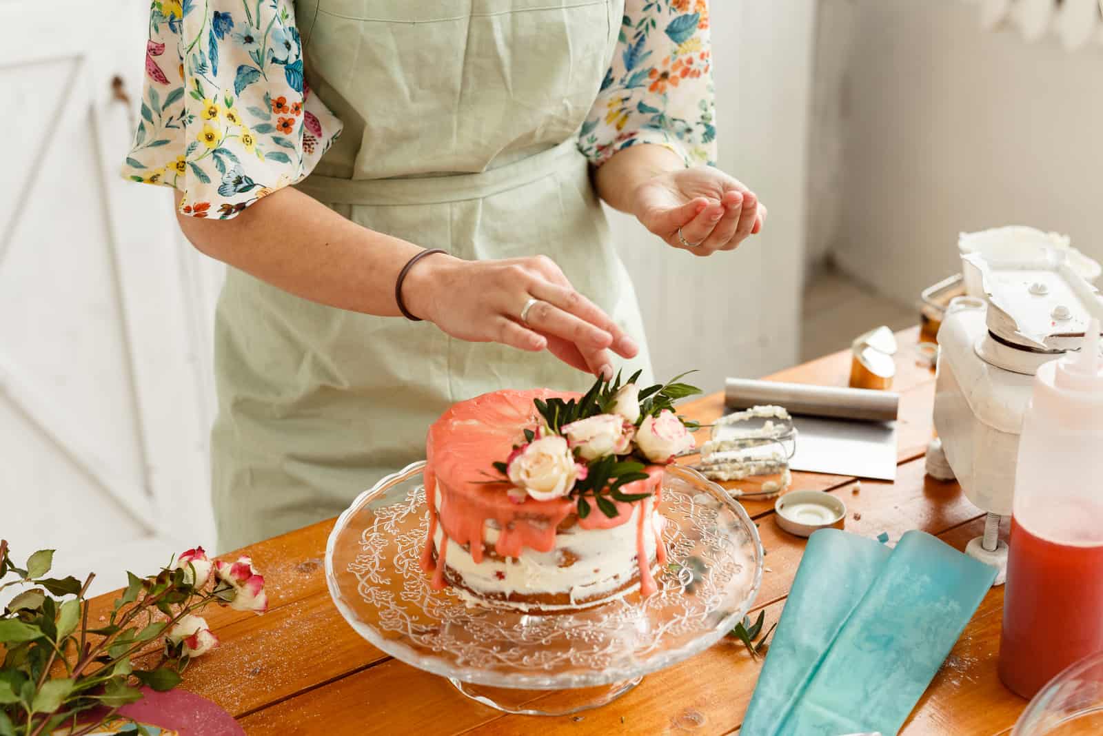une femme dans la cuisine décore un gâteau