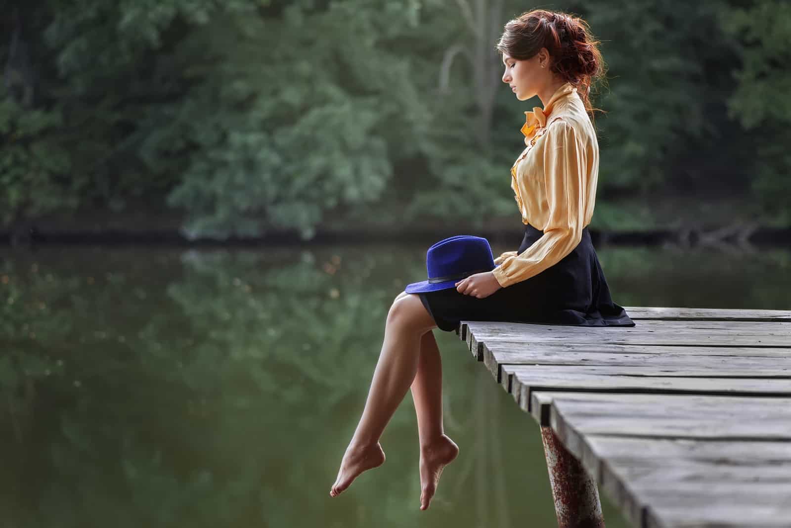 une femme imaginaire assise sur une jetée