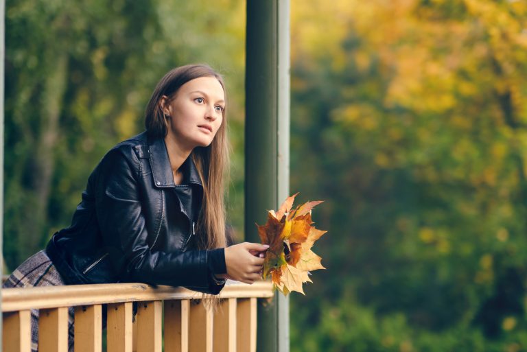 la femme imaginaire se tient appuyée contre la balustrade