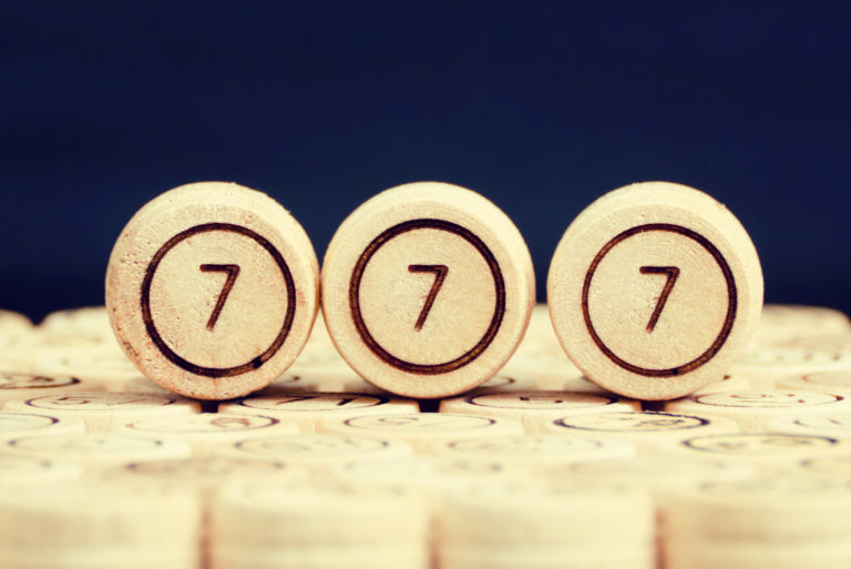 numéro 777 sur une surface en bois