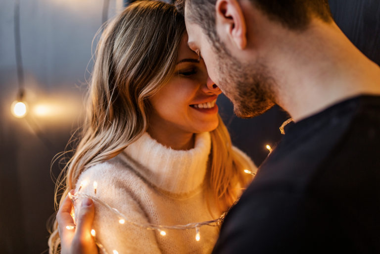 un couple amoureux s'embrassant