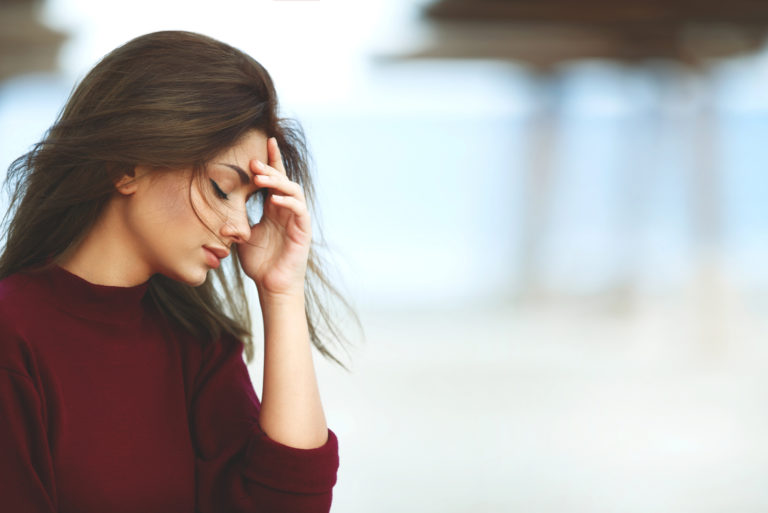 la femme triste se tient