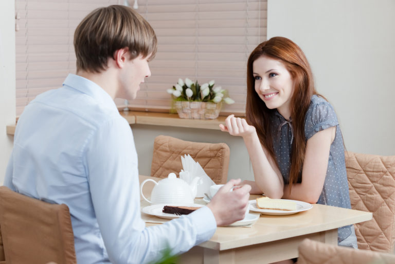 un homme et une femme s'assoient face à face et parlent