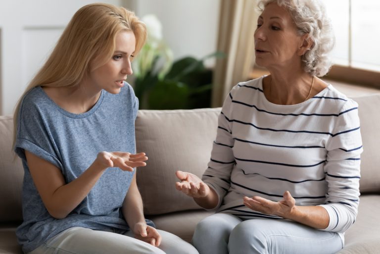 jeune fille parlant avec sa mère sur le canapé
