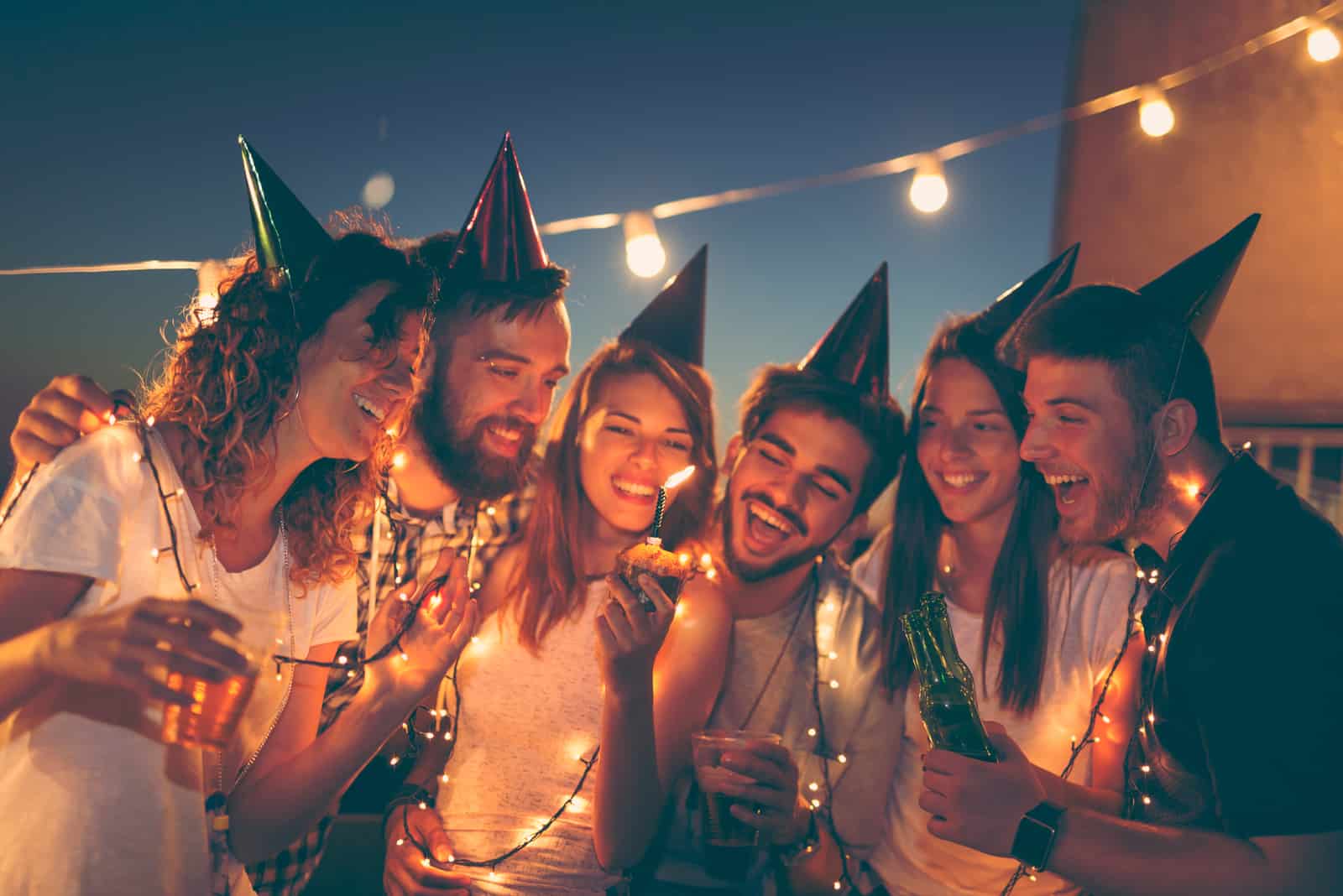 des amis fêtent un anniversaire