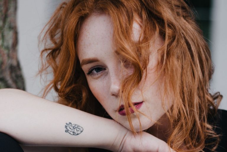 une belle femme avec un tatouage sur son bras