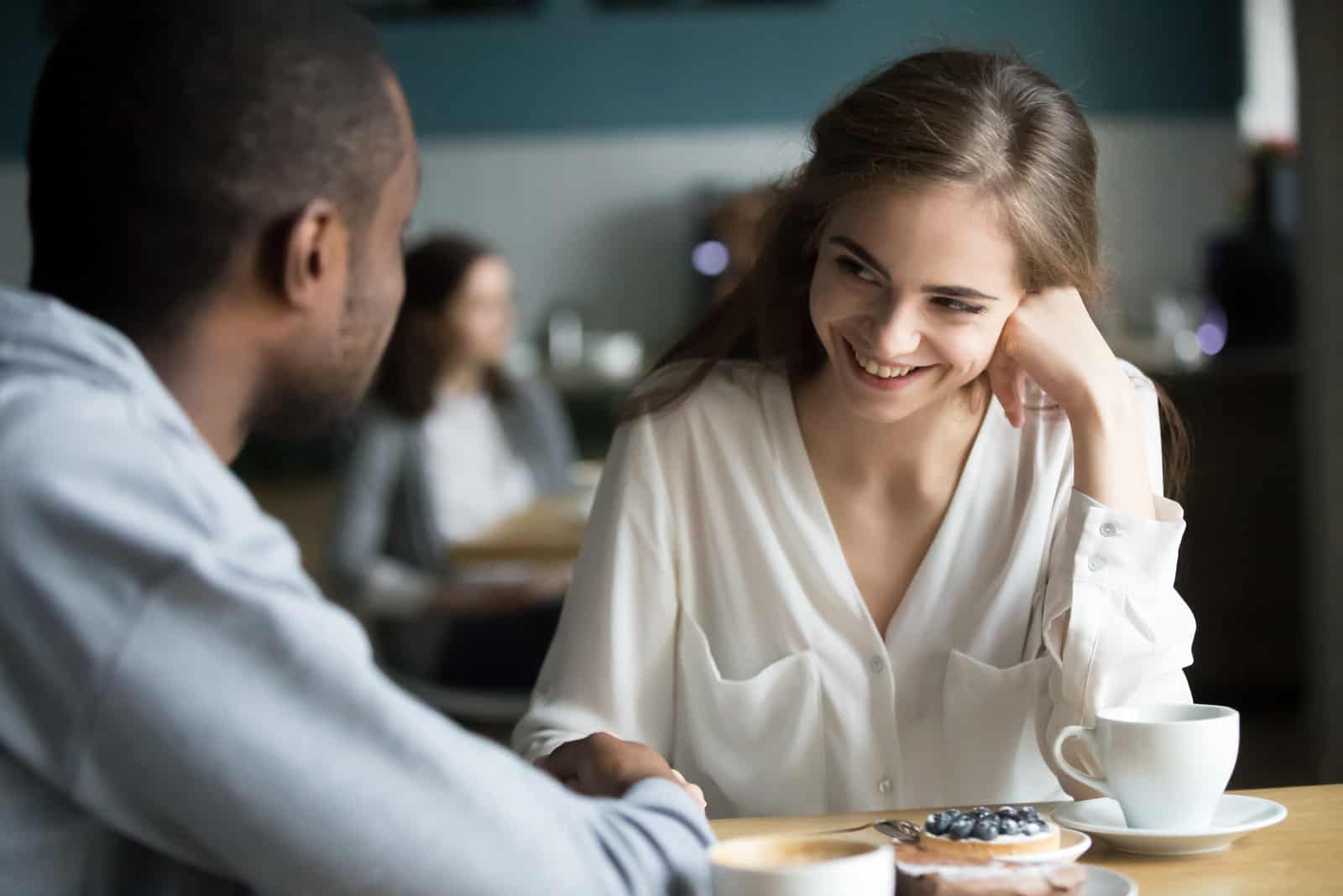 un homme et une femme sont assis à une table et parlent