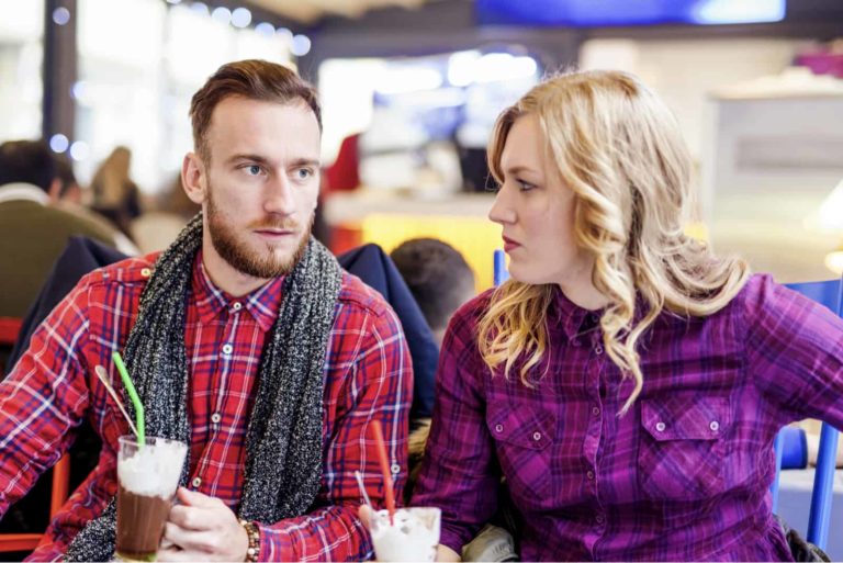 un homme et une femme s'assoient pour parler