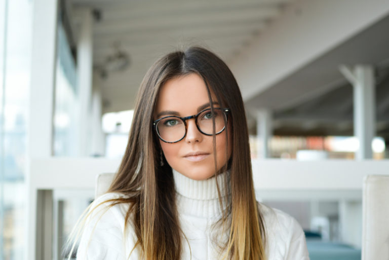 femme avec des lunettes assise en plein air
