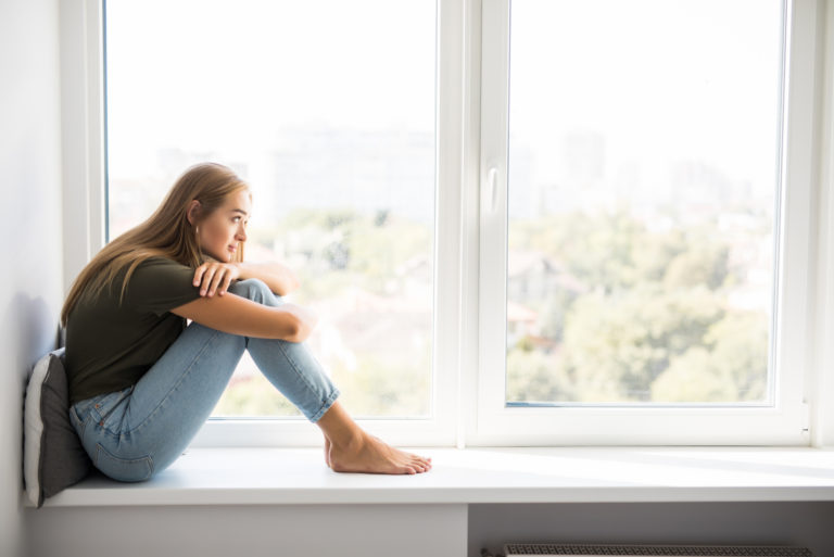 une femme imaginaire assise près de la fenêtre