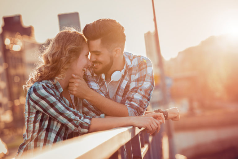 un homme et une femme souriants se regardent