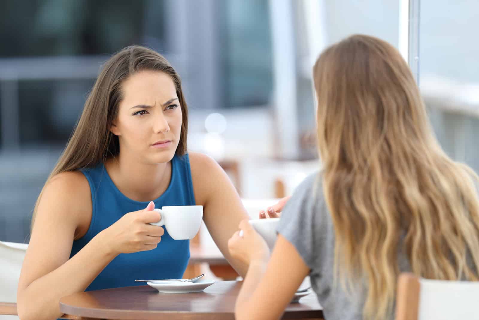 deux femmes buvant du café à table