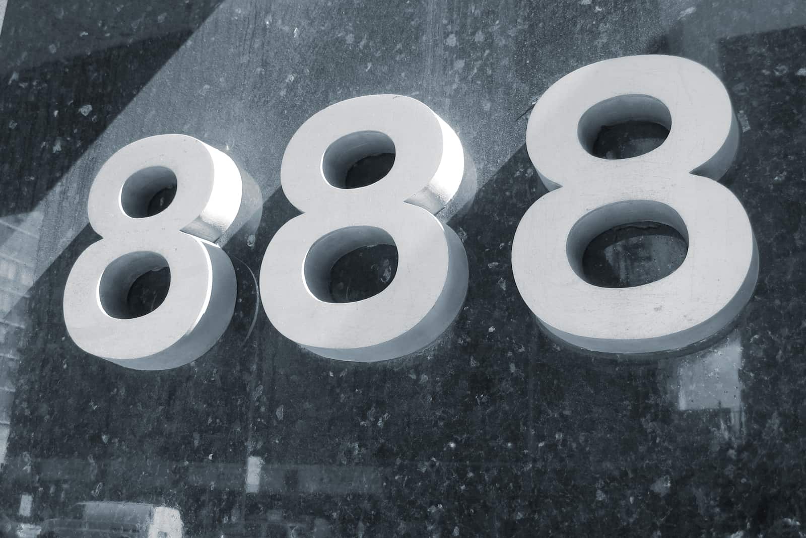 numéro 888 sur fond gris
