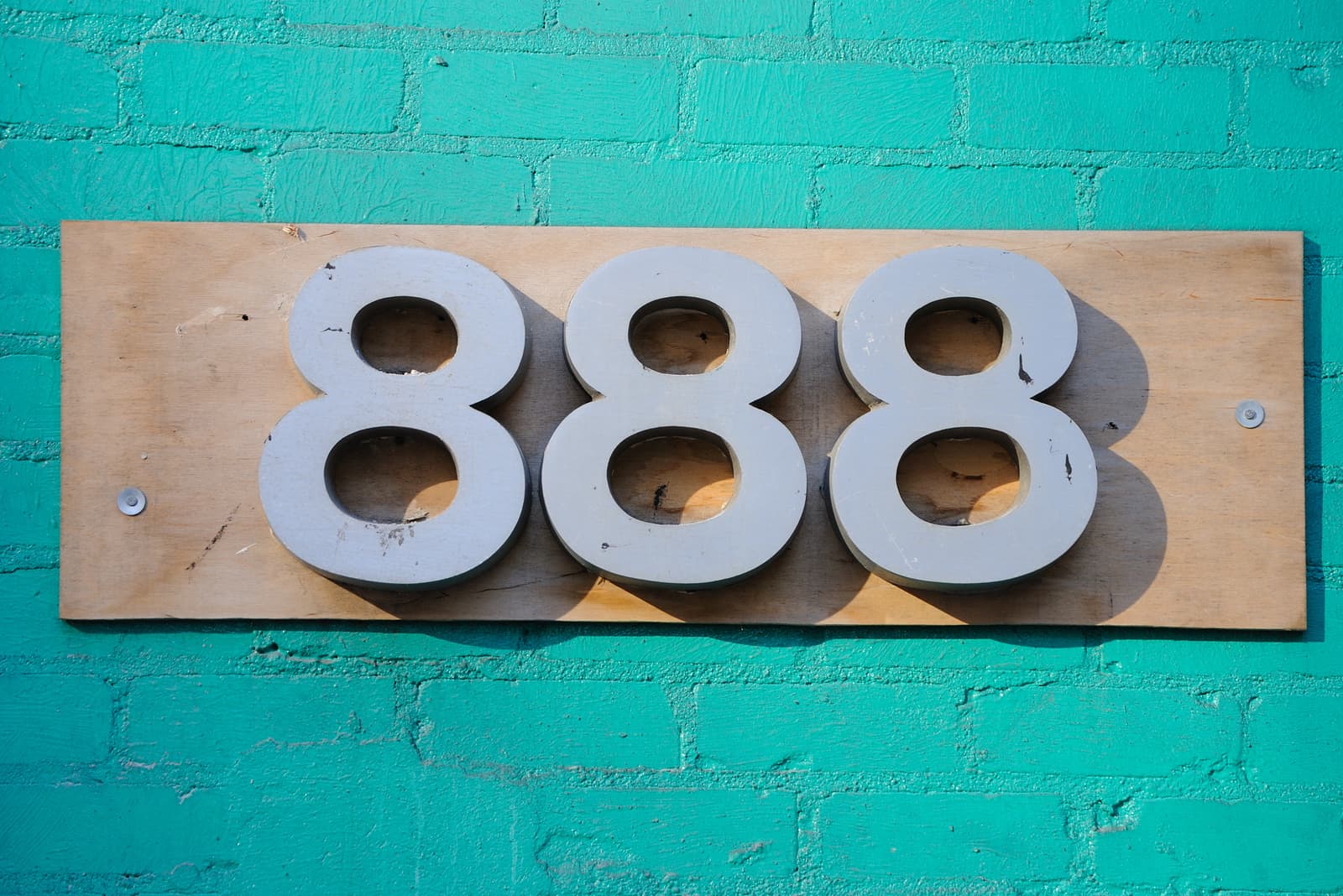 numéro 888 sur socle en bois
