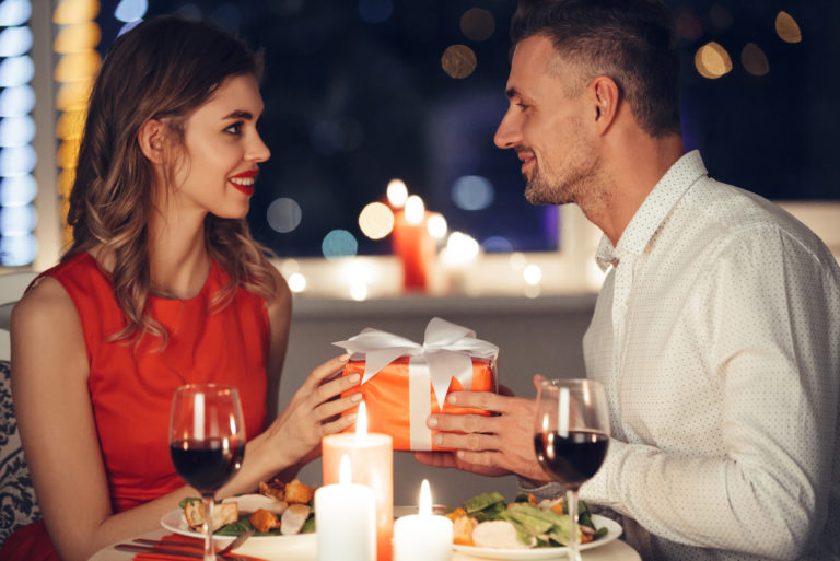 l'homme a surpris la femme avec un cadeau