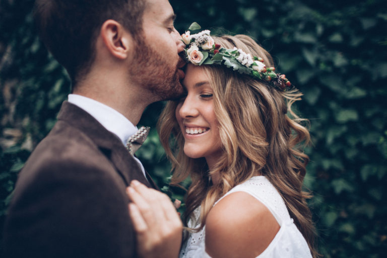 un homme embrasse une belle femme sur le front