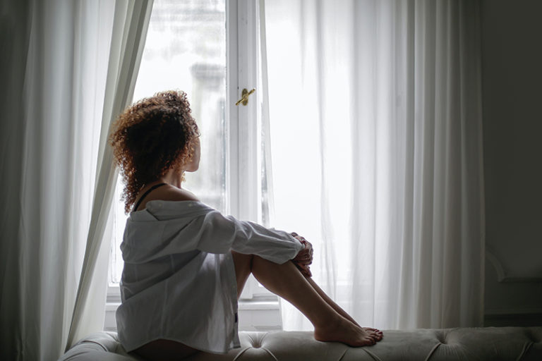 une femme assise sur le canapé dans le silence