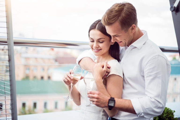 l'homme a embrassé la femme
